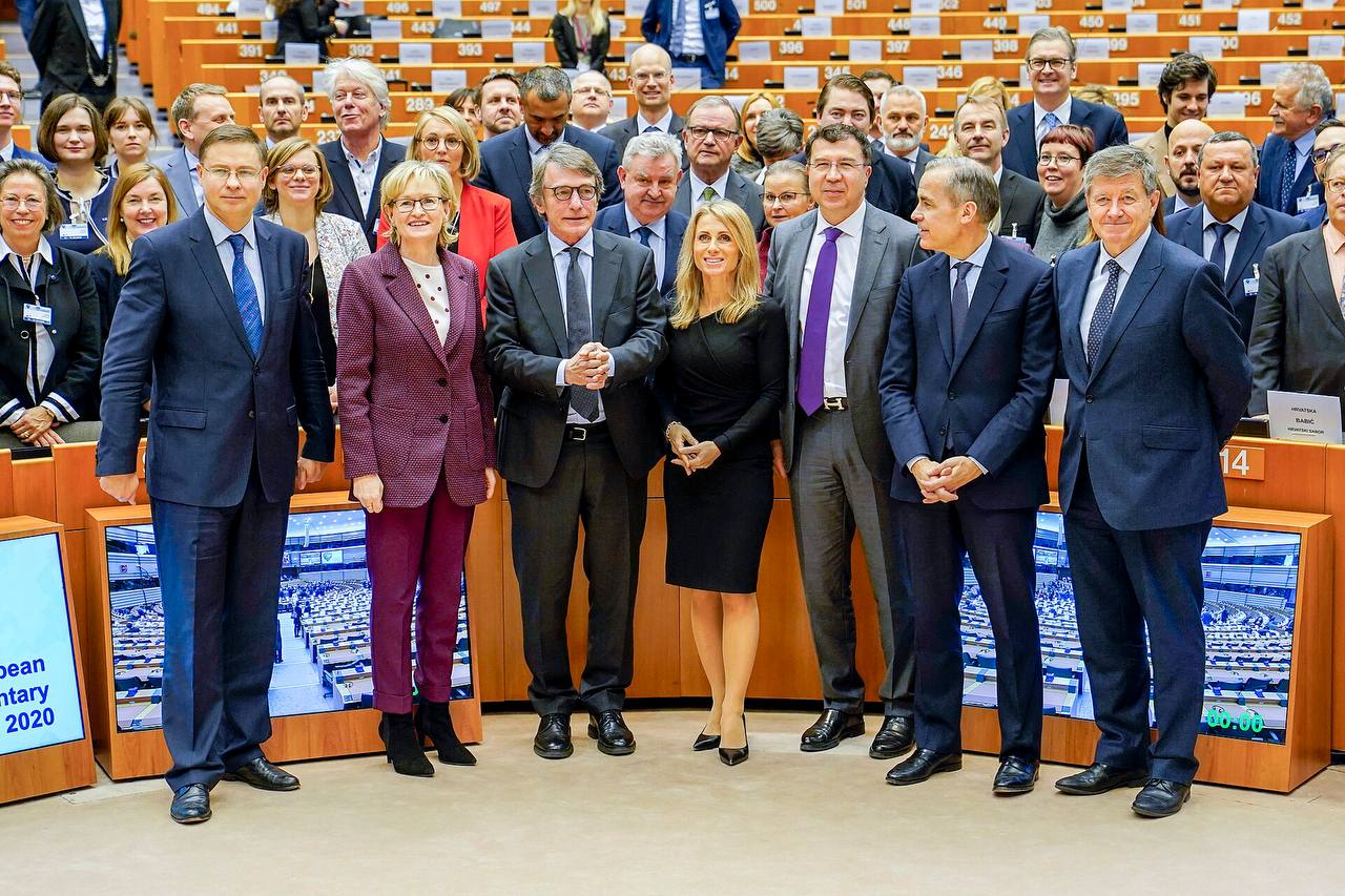 Consiglio direttivo e team dirigenziale di PRESTIVANA nella sala riunioni panoramica della sede milanese di Piazza Gae Aulenti